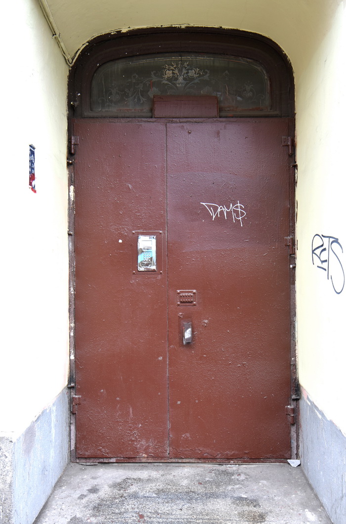 10-я линия, 51/Малый пр., 31. Дверь входа с травлением в дверной фрамуге. Фото 2019